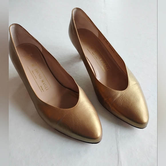 Bruno Magli Gold Low Heel Chic Pump Shoes Size 8.5 - Picture 1 of 6